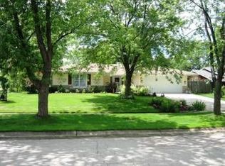 23W255 Cambridge Ct, Glen Ellyn, IL 60137