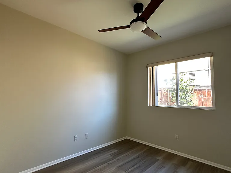 Emerald Ave — Photo 37