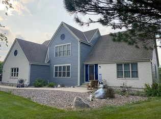 N46W28576 Willow Brook Ct, Hartland, WI 53029