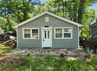 13 E Madison Trl, Hopatcong, NJ 07843