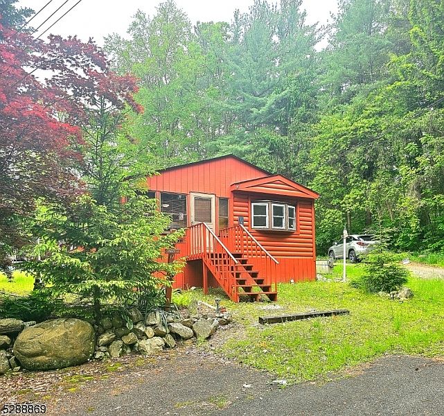 1st image of 17 Spruce Vlg