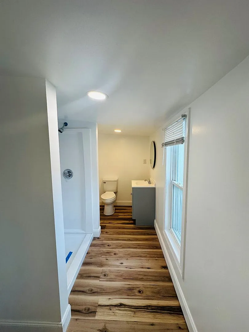 Newly Renovated One Bedroom House, Downtown Location — Photo 4
