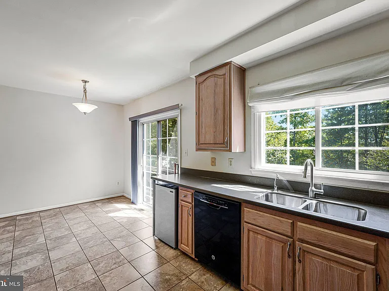 7059 Kings Manor Dr — Photo 7