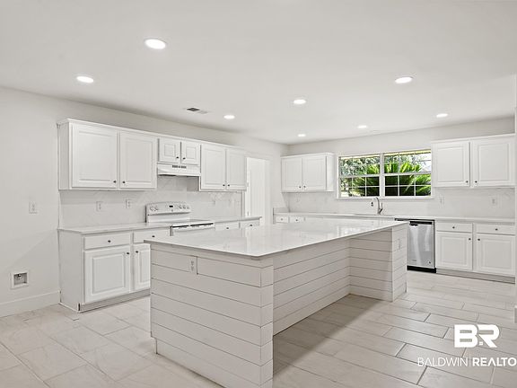 4th image of 16362 Hamlet Ln
