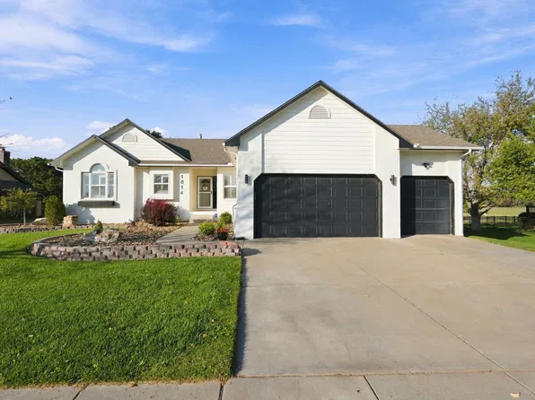 1814 Riviera Dr, Great Bend, KS 67530