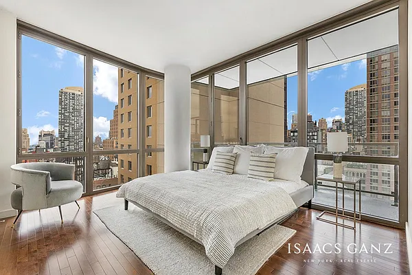Sold by Isaacs Ganz Real Estate | media 5