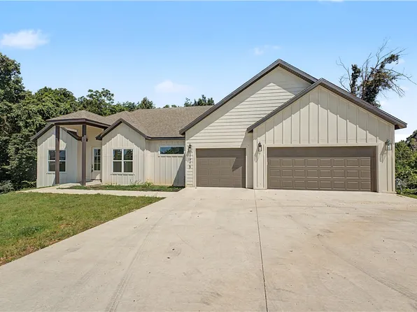 1975 Collins Dr, Pea Ridge, AR 72751
