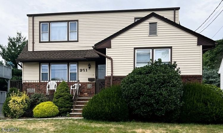 1st image of 371 Woodcrest Pl