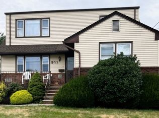 371 Woodcrest Pl, Saddle Brook, NJ 07663