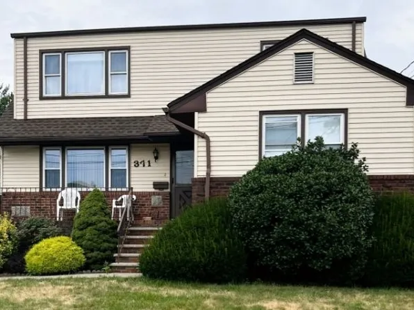 371 Woodcrest Pl, Saddle Brook, NJ 07663