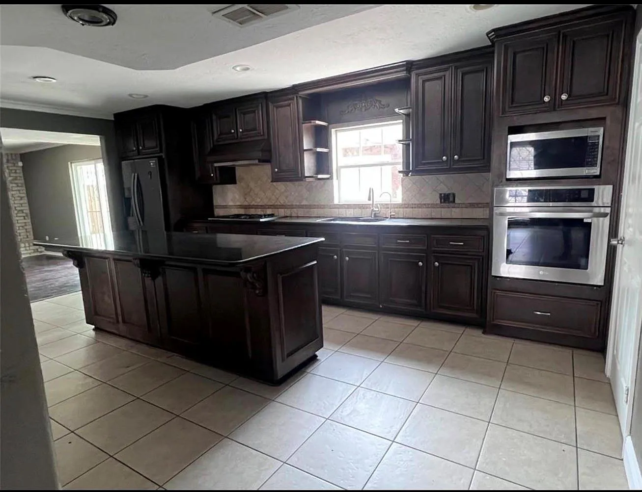 5 bed, 2.5 bath, 2464 sqft, $2,000 — Photo 4