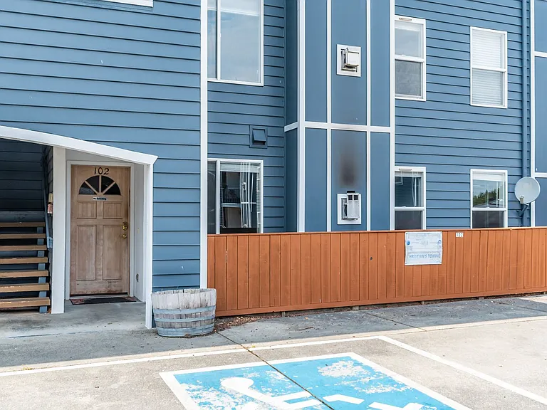 300 N Oak Harbor St #C102 — Photo 22
