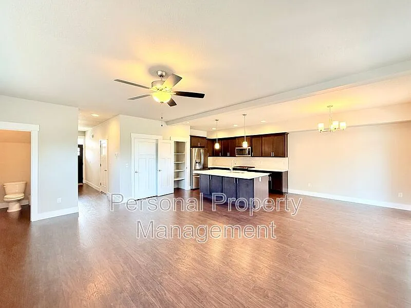 4 bed, 2.5 bath, 2010 sqft, $2,595 — Photo 2