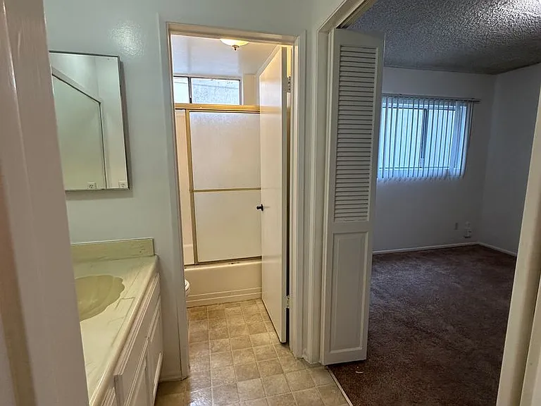 116 E Alhambra Rd — Photo 6