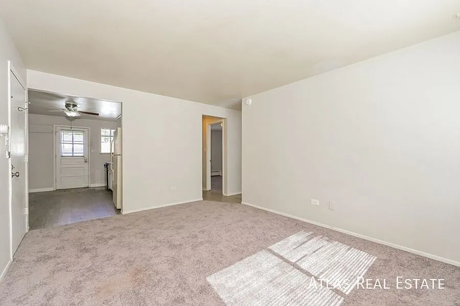 2 Bedroom, 1 Bath Garden Level. — Photo 2