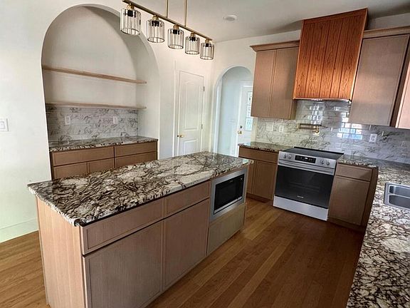 4th image of 641 Knollwood Cir