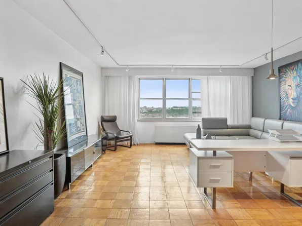 135 Ocean Parkway image 4 of 12