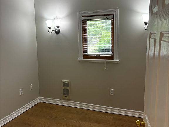 3rd image of 7038 Longwoods Rd #2