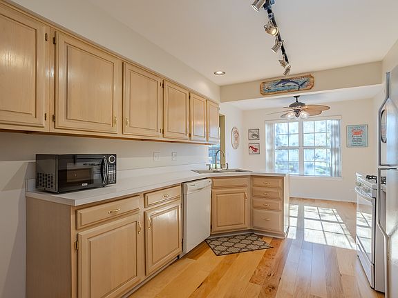 4th image of 2865 Fremont Ct