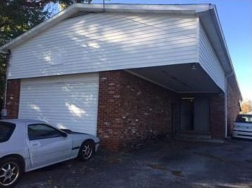 5th image of 211 Lamont St