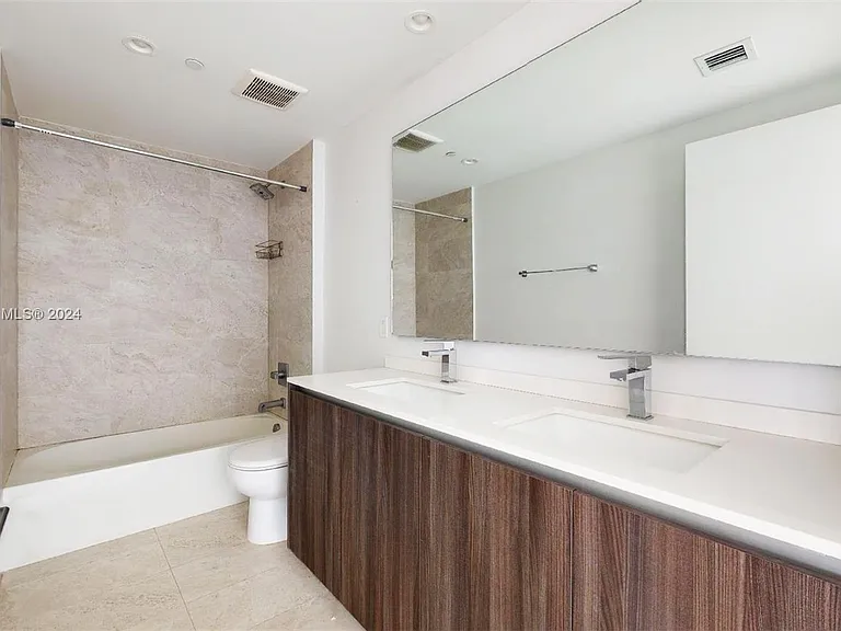 488 NE 18th St #3200 — Photo 5