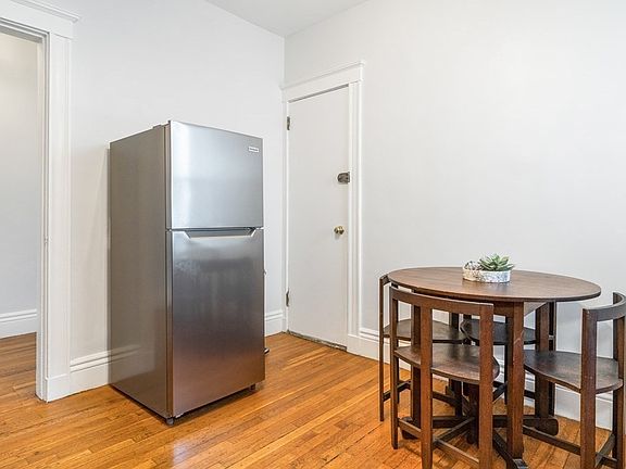 3rd image of 8 Kinross Rd APT 4