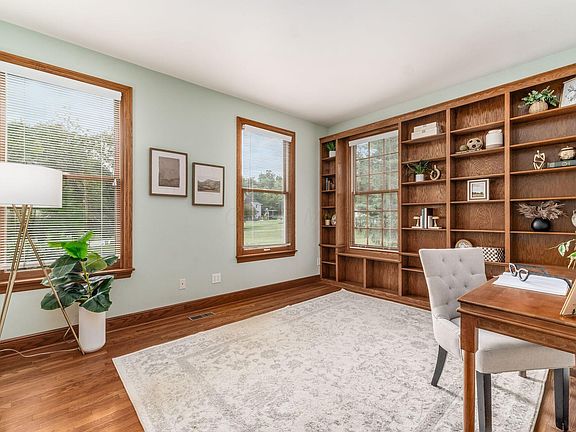 5th image of 384 Longford Dr