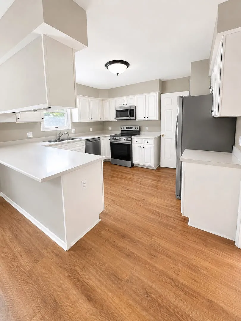 4 bed, 1987 sqft, $1,985 — Photo 2
