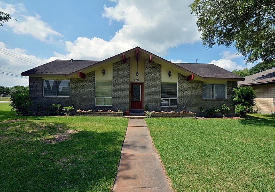 1st image of 1701 Capri Ln