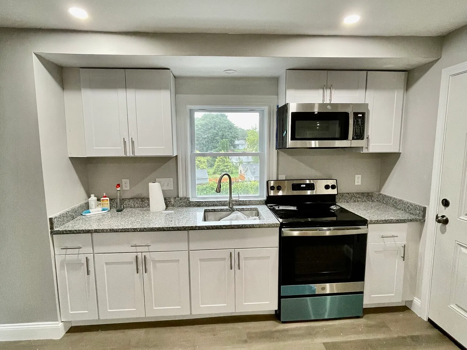 3 bed, 1.0 bath, $1,900 — Photo 2