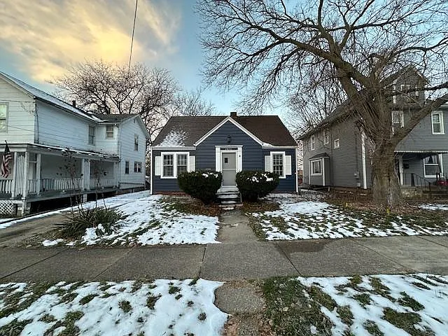2411 N Dechman Ave