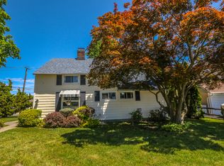 1 Wheelwright Ln, Levittown, NY 11756