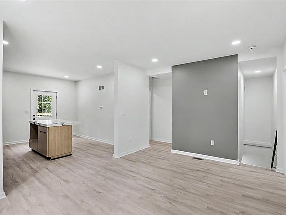 5th image of 302 S Boeke St