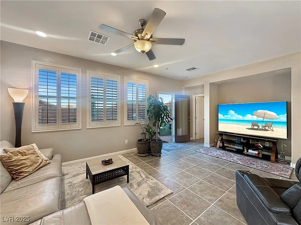 3 bed, 2.0 bath, 1489 sqft, $2,595 — Photo 4