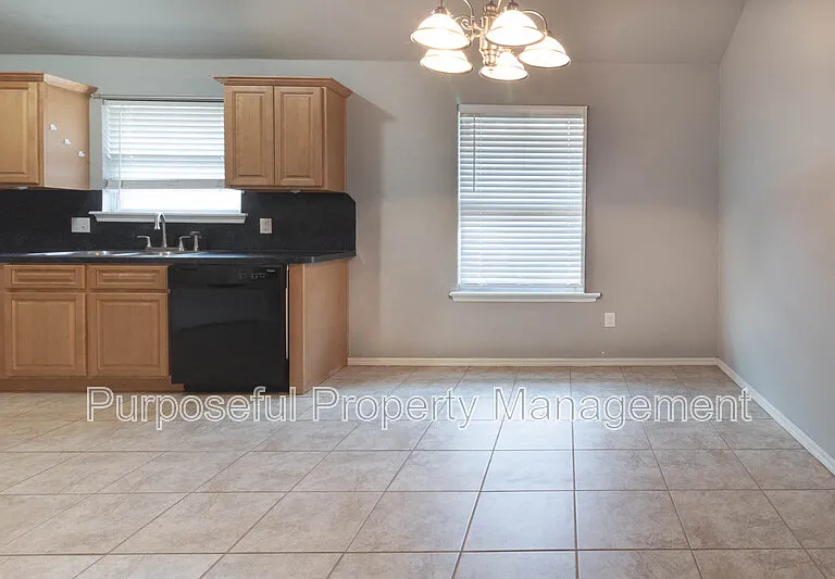 617 SW 36th St — Photo 7
