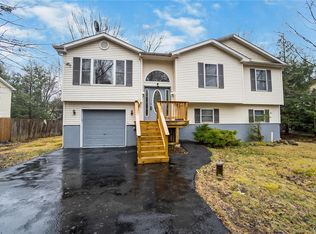 1188 Thunder Dr, Pocono Summit, PA 18346