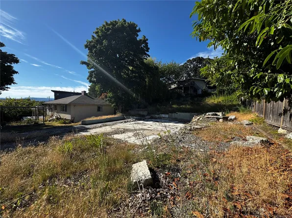 1258 Woodway Rd, Esquimalt, BC V9A 4W7