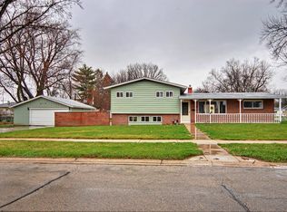 818 Sharon Dr, Dekalb, IL 60115