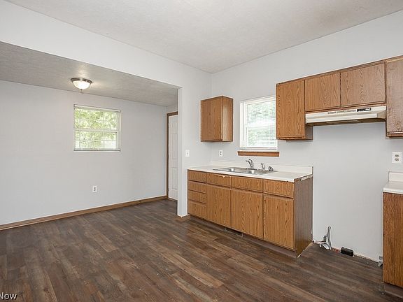 3rd image of 642 Lake Ave