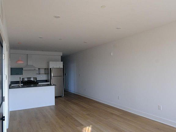 3rd image of 3148-52 Richmond St #9
