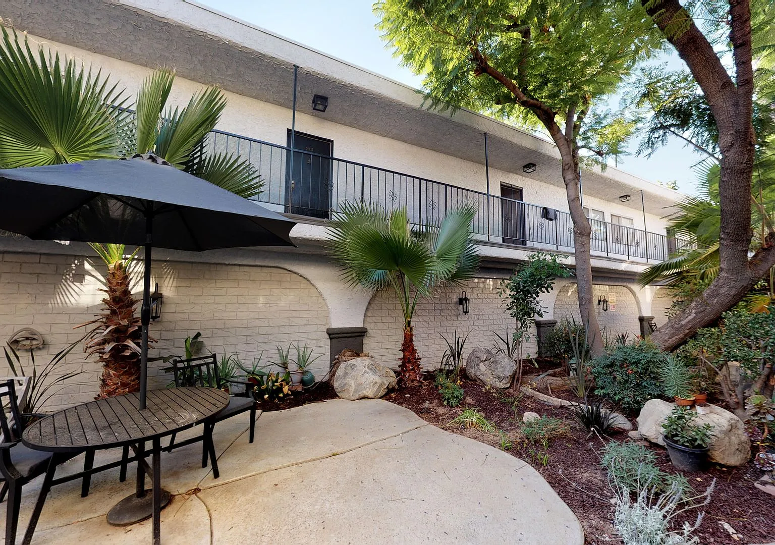Rock Glen Villa...Gorgeous Newly Remodeled Apartments In Glendale Neighborhood! — Photo 2