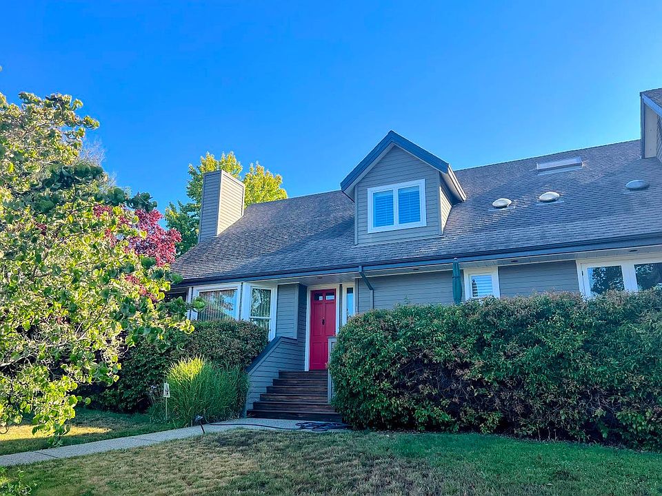 1st image of 15 Lois Ct
