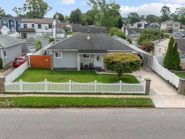 27 Croydon Road, Amityville, NY 11701