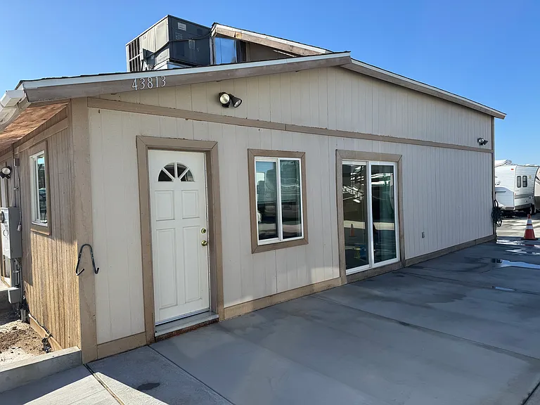 43813 Sierra Hwy — Photo 1