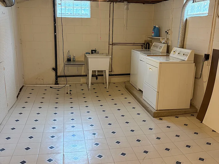 1481 Westminster Dr — Photo 24