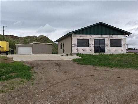 1st image of 160 6th Ave W