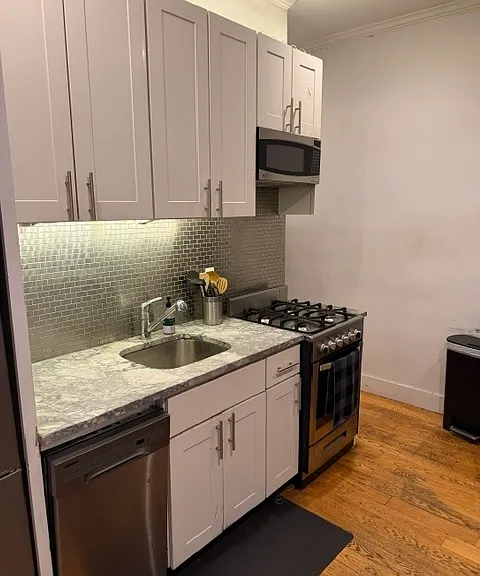 230 E 27th St #4 — Photo 2