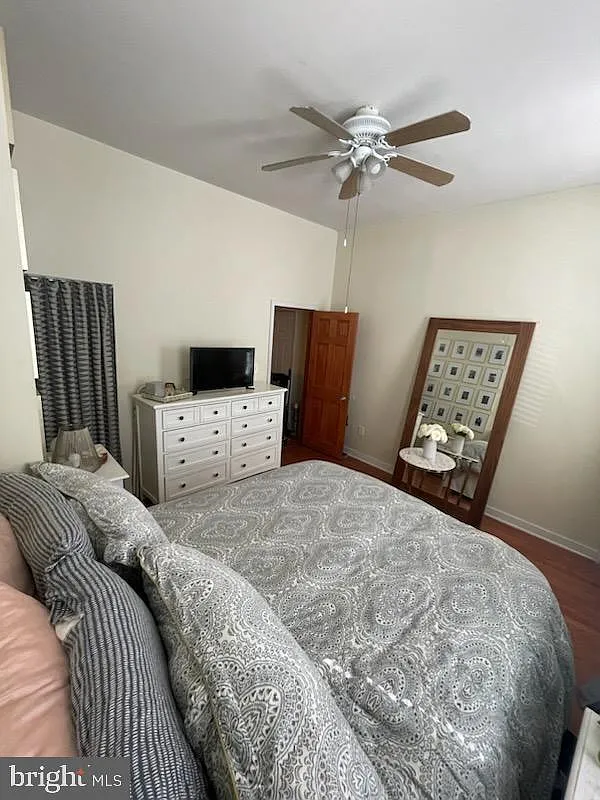 1 bed, 300 sqft, $1,100 — Photo 3