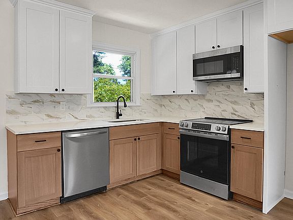 5th image of 2664 Orchid Ave
