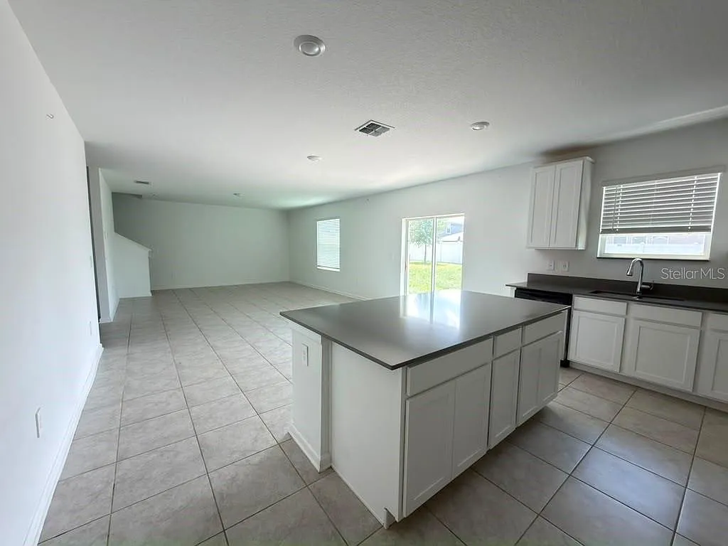 4 bed, 2.5 bath, 2582 sqft, $2,300 — Photo 4